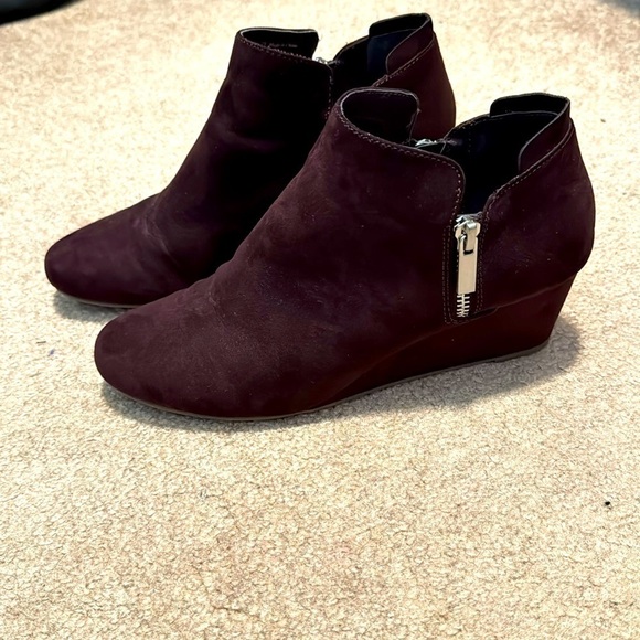 DV8 dolce vita breezy wedge bootie in burgundy size 7.5 - Picture 3 of 7